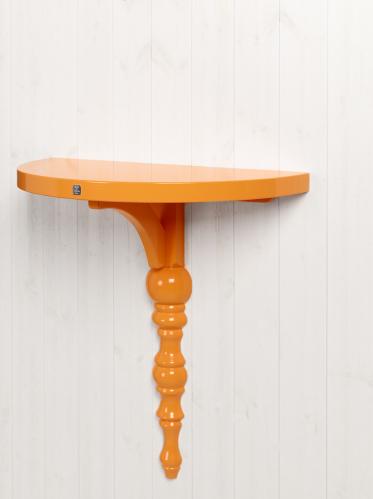 A table and a piece of art - Medium - www.frokenfraken.se