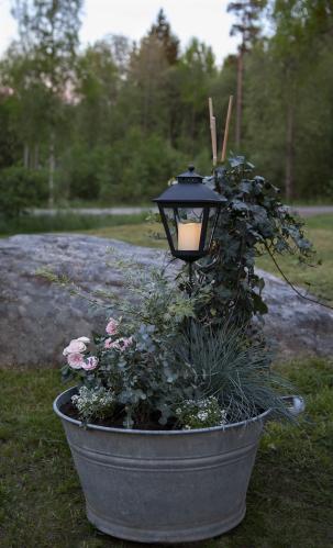 Gravljus - Lykta på pinne - Svart - Timer - 15,5 x 85 cm - www.frokenfraken.se