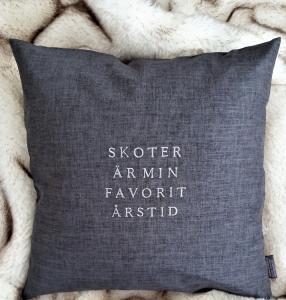 Kuddfodral - Skoter är min favoritårstid - Grå - 50 x 50 cm - www.frokenfraken.se