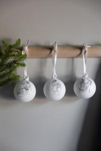 Julkulor - Madicken - Kapitel 2 - Vitt Glas - 3-pack - www.frokenfraken.se