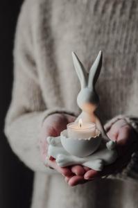 Påskdekoration - Yoga kanin för värmeljus - 9 x 8 x 15 cm - www.frokenfraken.se