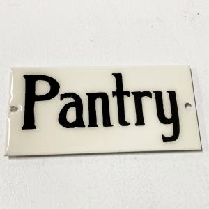 Emaljskylt - "Pantry" - 4,5 x 9 cm - www.frokenfraken.se