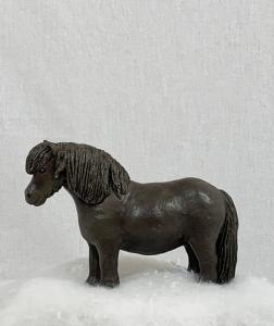 Pysen - Liten figur - 14 cm - www.frokenfraken.se