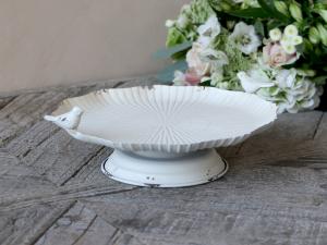 Dekorationsfat på fot- Fågel - Antik Creme - 8 x Ø25 cm - www.frokenfraken.se