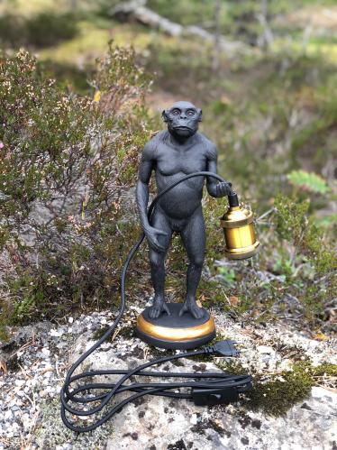 Lampa - Apa Chimpans - Svart/Guld - 34 cm - www.frokenfraken.se