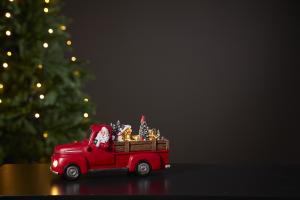 Jultomte i pickup med julby - 14 cm - www.frokenfraken.se