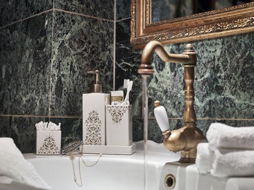 Cult Design Badrumsset - Kub Curbitz - Vit & Guld - www.frokenfraken.se