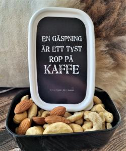 Mellislåda - En gäspning är ett tyst rop på kaffe - 10,6 x 6,8 x 4,0 cm - www.frokenfraken.se
