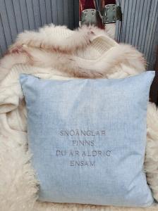 Kuddfodral - Snöänglar finns du är aldrig ensam - Ljusblå - 50 x 50 cm - www.frokenfraken.se