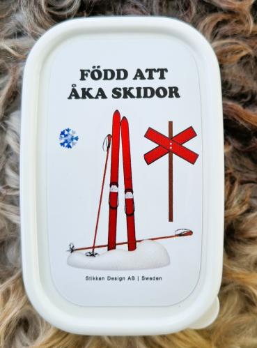 Mellislda - Fdd att ka skidor - 10,6 x 6,8 x 4,0 cm - www.frokenfraken.se