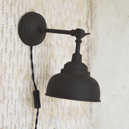 Vägglampa Rustik lampa i svart metall från Jeanne d´Arc Vägglampa Rustik lampa i svart metall från Jeanne d´Arc