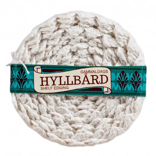 Hyllbrd - Sjlvhftande vit virkad spets - 2 cm bred - www.frokenfraken.se