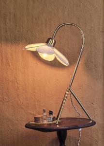 Bordslampa Daisy - Beige - Mässing - Ø30 x H57 cm - www.frokenfraken.se