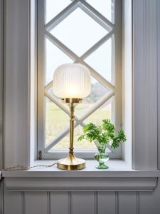 Bordslampa - Eli - Liten - Mässing, Vit - Ø22 x H56 cm - www.frokenfraken.se
