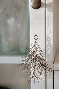 Dekorationshänge - Grankvist - Mässing - L13 x B11 cm - www.frokenfraken.se