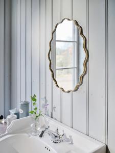 Spegel - Jonna - Liten - Antik Mässing - L51 x B39 cm - www.frokenfraken.se