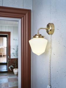 Vägglampa - Signe - Mässing, Vit - Ø16 x H29 x D21 cm - www.frokenfraken.se