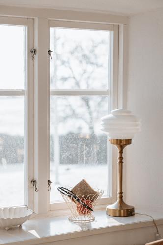 Bordslampa - Valter - Mässing/Vit - Ø20 x H56 cm - www.frokenfraken.se