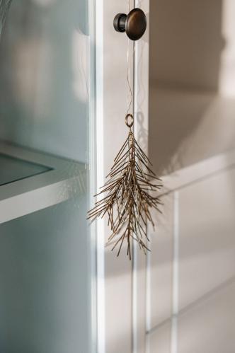 Dekorationshänge - Grankvist - Mässing - L13 x B11 cm - www.frokenfraken.se