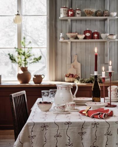 Duk - Rosett - Röd/Vit - L140 x B240 cm - www.frokenfraken.se