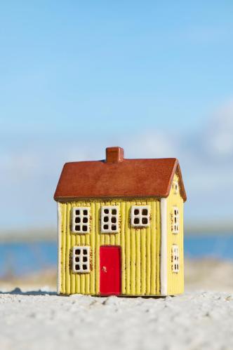 Hus för värmeljus - Visby - gult med röd dörr - 17 cm - www.frokenfraken.se