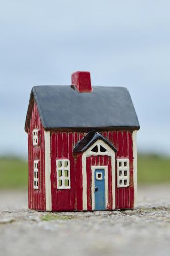 Hus för värmeljus - Visby - Rött med vita knutar blå dörr - 17 cm - www.frokenfraken.se