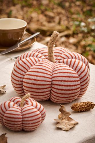 Pumpa - Dekoration - beige med rostfärgade ränder - Ø20 cm - www.frokenfraken.se