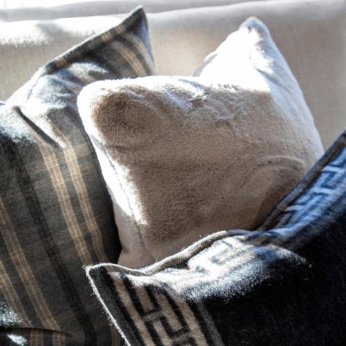Kuddfodral - Celine - Cream - Fuskpäls - 60 x 60 cm - www.frokenfraken.se