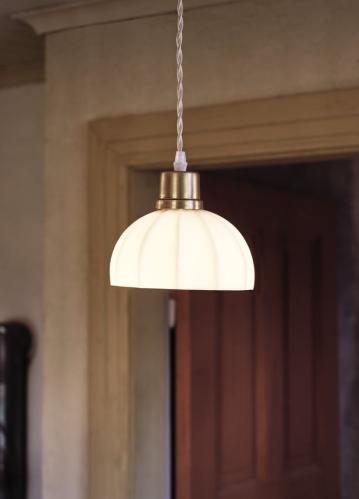 Taklampa Doris Opal - Vit - Antik Mässing - Ø15,5 x H16 cm - www.frokenfraken.se
