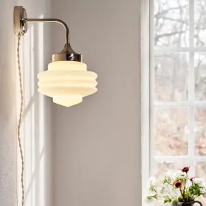 Vägglampa - Valter - Nickel/Opal Vit - Ø20 x H31 x D28 cm - www.frokenfraken.se
