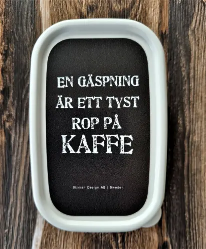 Mellislåda - En gäspning är ett tyst rop på kaffe - 10,6 x 6,8 x 4,0 cm - www.frokenfraken.se