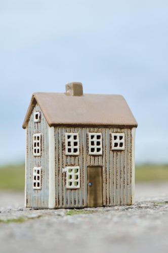 Hus för värmeljus - Visby - brun dörr - 17 cm - www.frokenfraken.se