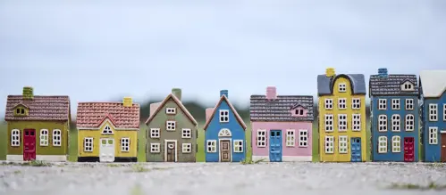 Hus för värmeljus - My Home Town - Rosa blå dörr - 16 cm - www.frokenfraken.se