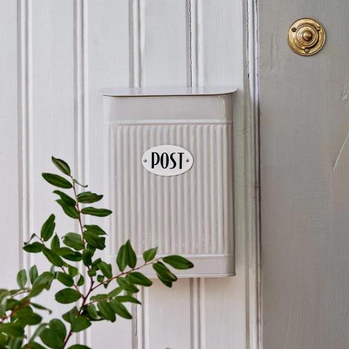 Postlåda Hugo - Beige - B17 x H25 x D6 cm - www.frokenfraken.se