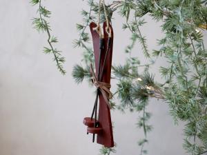 Julkula - Skidor med Stavar - 20 x 6 x 2 cm - www.frokenfraken.se