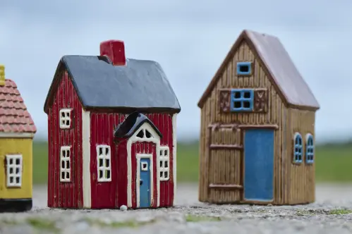 Ljuslykta - Ladugård för värmeljus - Visby - blå ladugårdsdörr - - www.frokenfraken.se