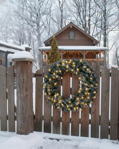 Krans - Grankrans med belysning & snö - Ø70 cm - www.frokenfraken.se