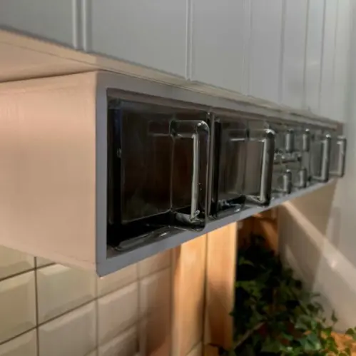 Redahylla - Vit - med skäppor av glas - 13 x 75 x 18 cm - www.frokenfraken.se