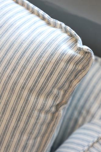 Soffa av Linne - Randig - Blå/Creme - 75 x 220 x 95 cm - www.frokenfraken.se