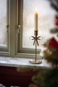 Ljusstake - Josefine - Rosett - Antik Mässing - Ø9 x H22 cm - www.frokenfraken.se