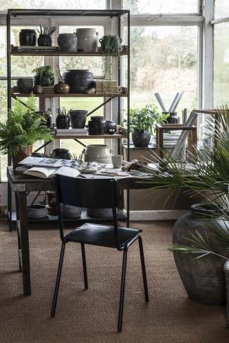 Skolstol faner i rygg/sits & Metall i matt svart kan staplas - www.frokenfraken.se