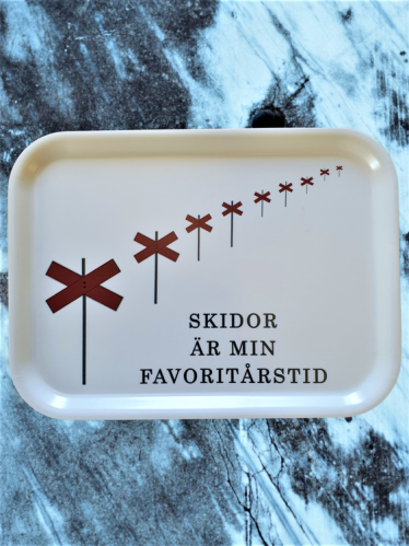 Bricka - Skidor är min favoritårstid - 27 x 20 cm - www.frokenfraken.se