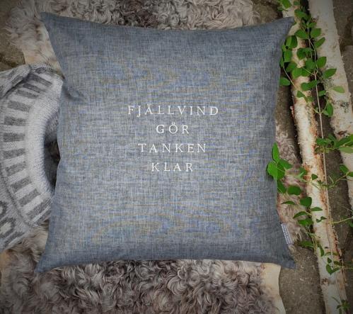 Kuddfodral - Fjällvind gör tanken klar - Mörkgrå - 50 x 50 cm - www.frokenfraken.se