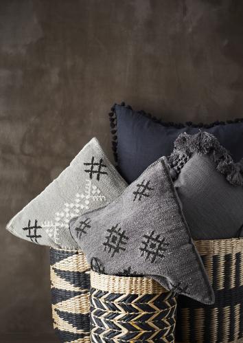 Kuddfodral Med Tofsar - Mörkgrå - 45 x 45 cm - www.frokenfraken.se