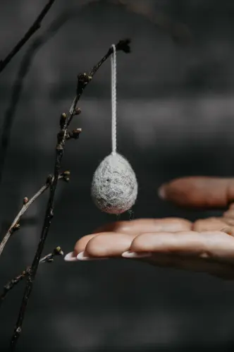 Hängande Ägg - Ullås - Grå - 2 x 3 cm - www.frokenfraken.se