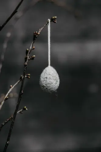 Hängande Ägg - Ullås - Grå - 2 x 3 cm - www.frokenfraken.se