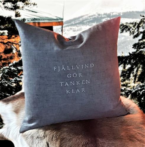 Kuddfodral - Fjällvind gör tanken klar - Mörkgrå - 50 x 50 cm - www.frokenfraken.se