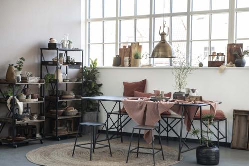Display på hjul med 2 faste Trähyllor och 4 lösa Träbrickor - www.frokenfraken.se