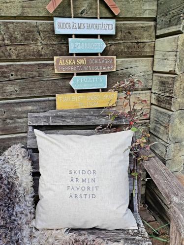 Kuddfodral - Skidor är min favoritårstid - Off White - 50 x 50 cm - www.frokenfraken.se