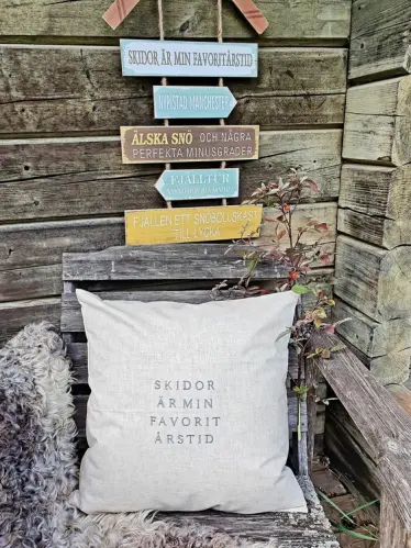 Kuddfodral - Skidor är min favoritårstid - Off White - 50 x 50 cm - www.frokenfraken.se